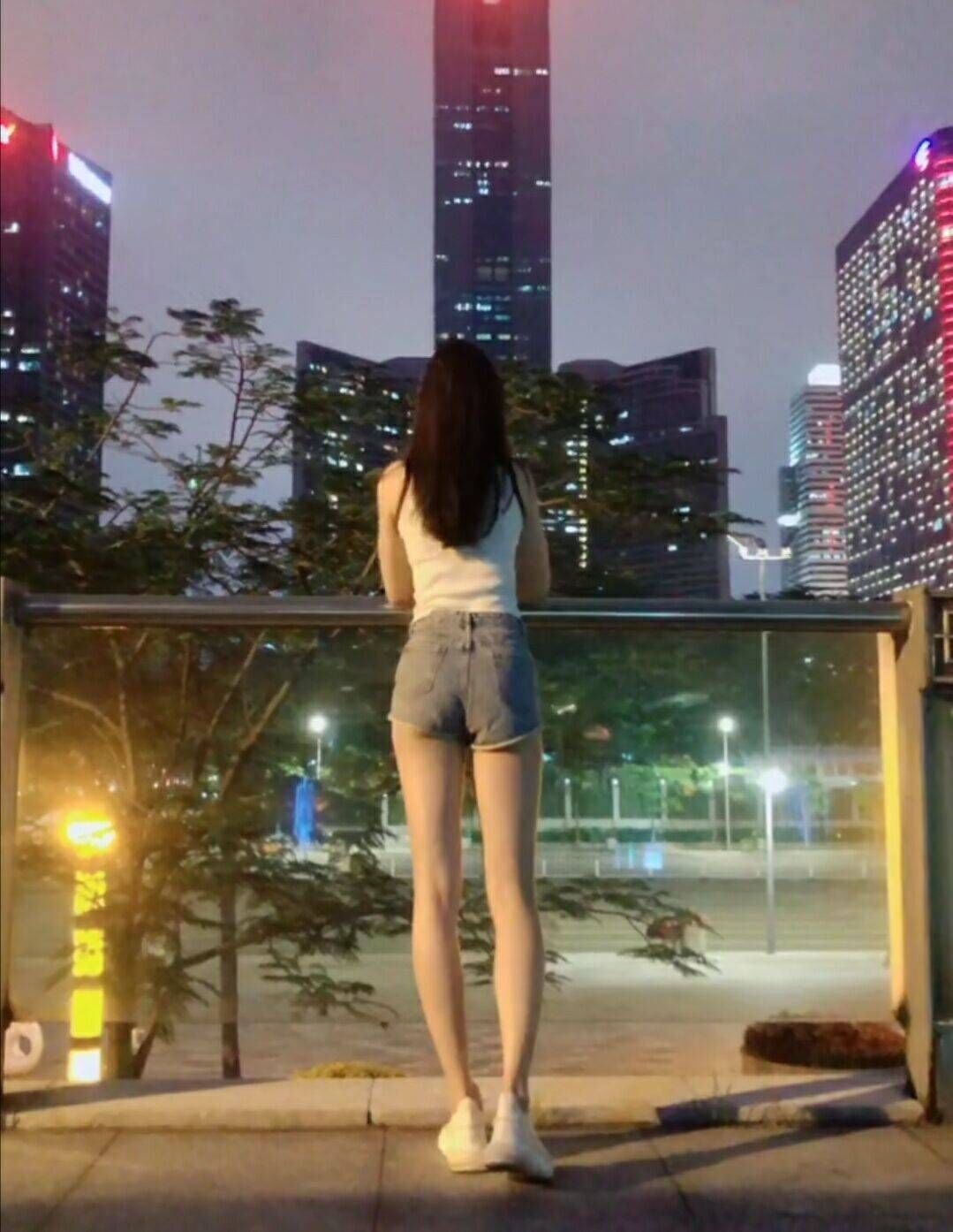 温柔小清纯的小姐姐，大长腿