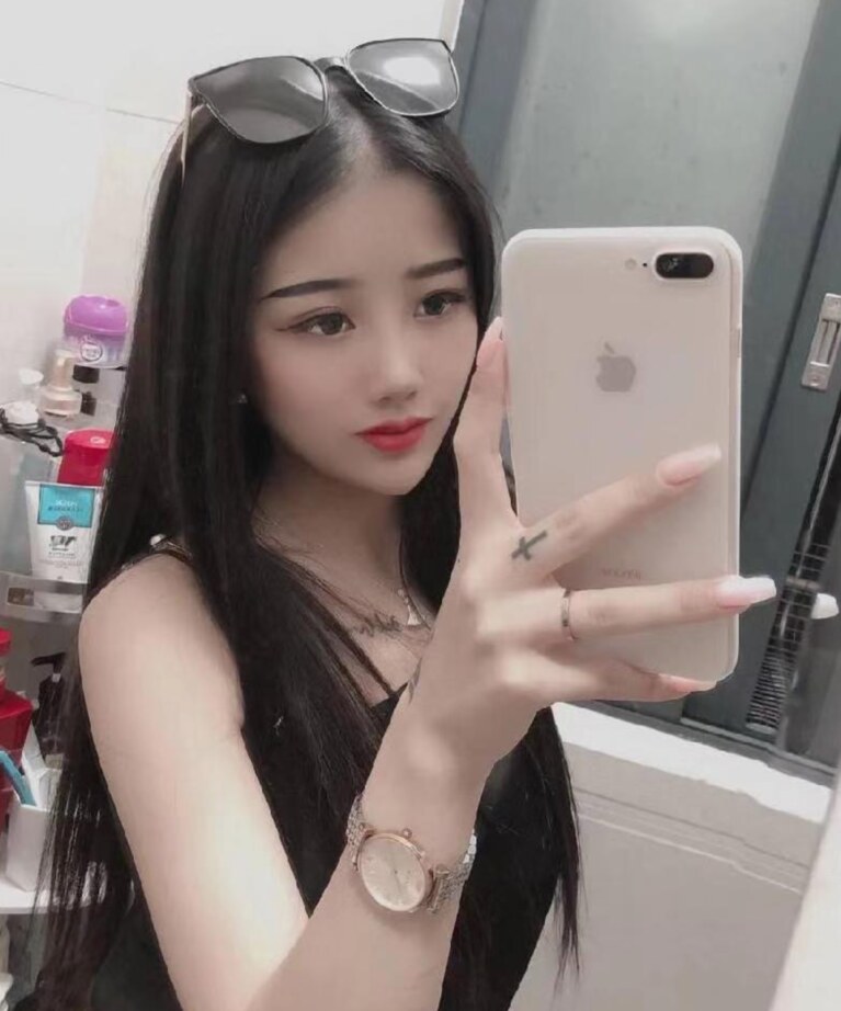 分享一个大胸的兼职美女