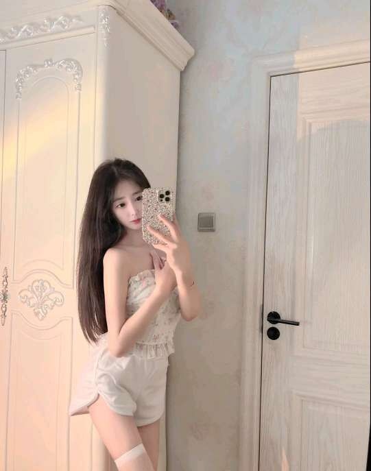 高潮会喷水的美女，姿势配合，听话