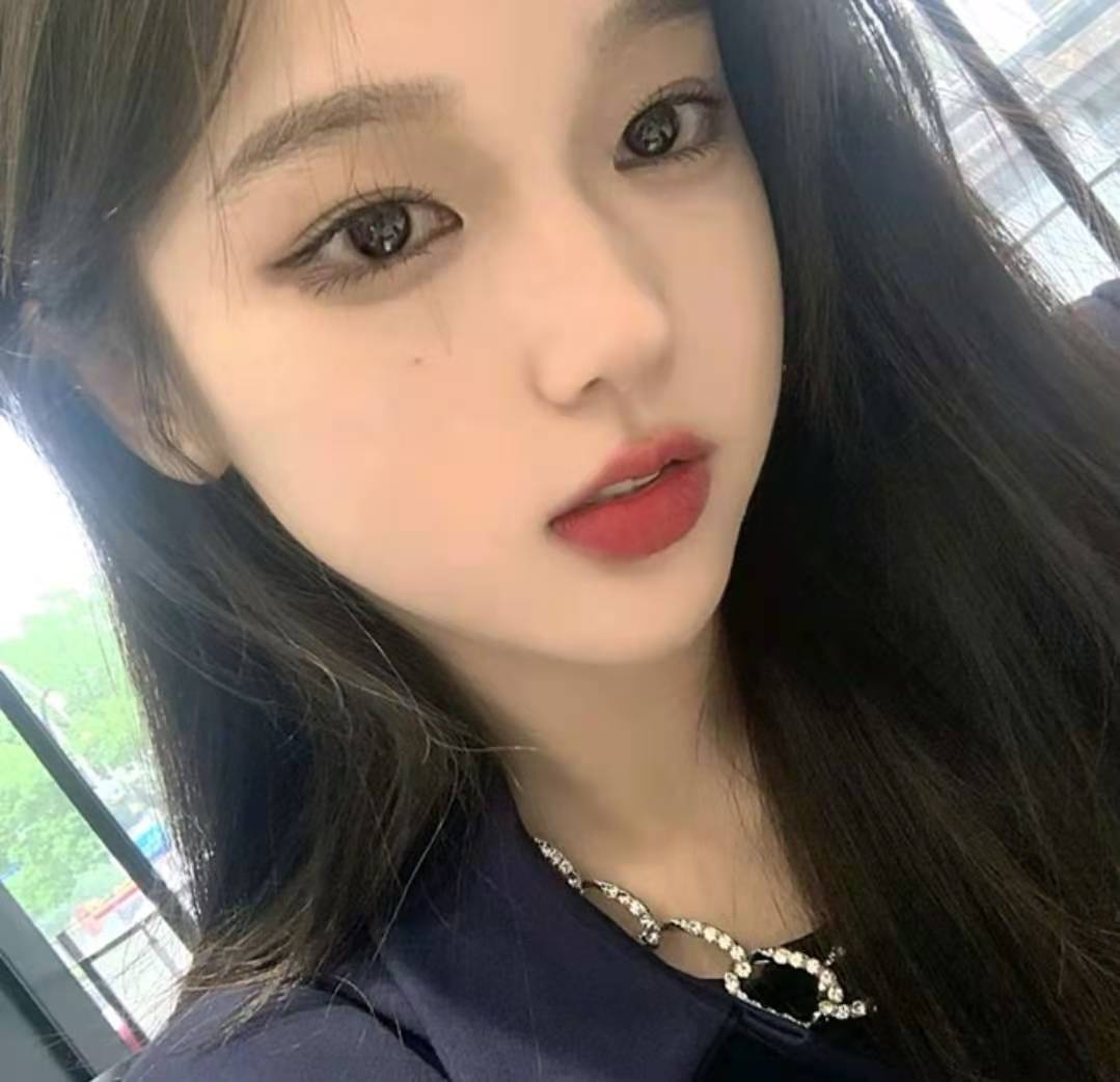 皮肤白嫩，颜值高的妩媚性感小妹