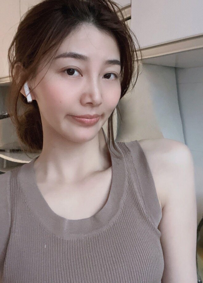 身材高挑的小美女娜娜