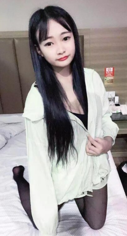 口活OK的服务型小妹，丝袜情调足