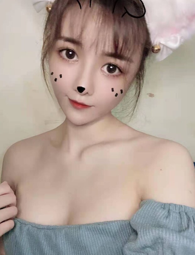 身材娇小的甜美小姐姐
