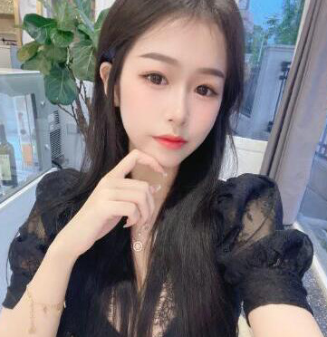 曲线大胸的粉嫩妹子