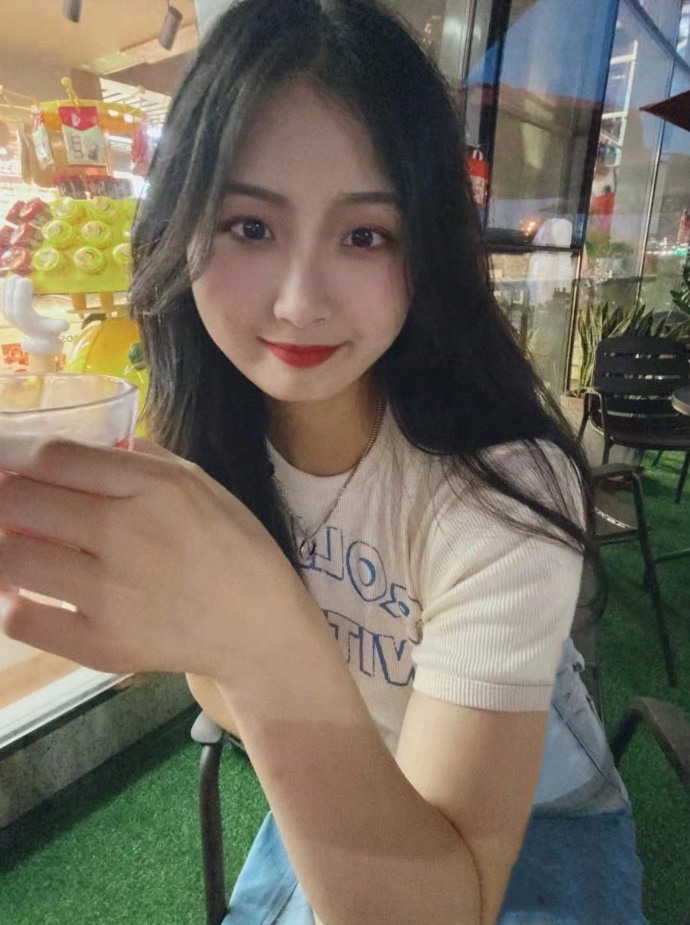 天河清纯可爱身材好