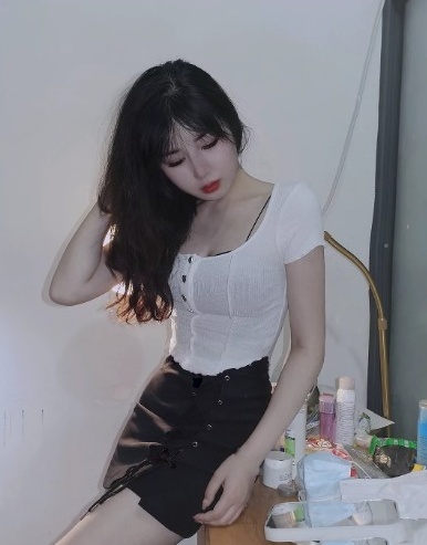 胸大无脑小姐姐，长相甜美