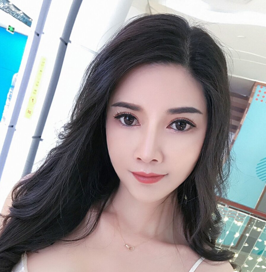 身材丰满很健谈的妹子
