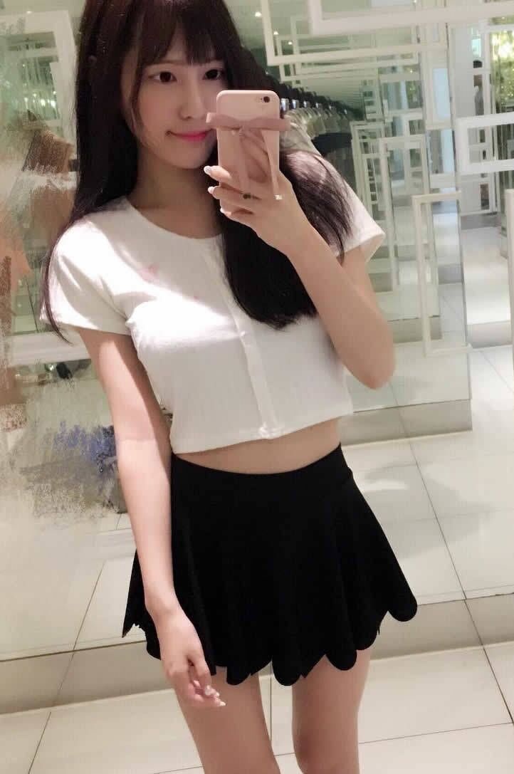 翘臂气质女神，身材好、颜值高