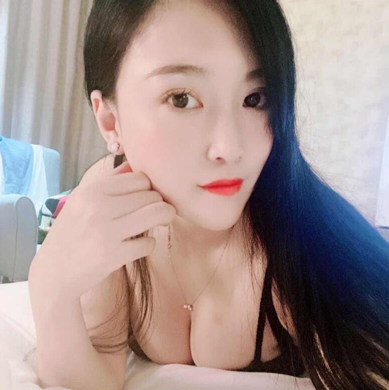奶大、高挑、热情的性感少妇