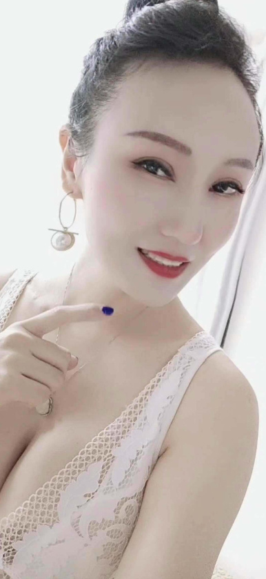 肤白胸大的兼职少妇，值得体验