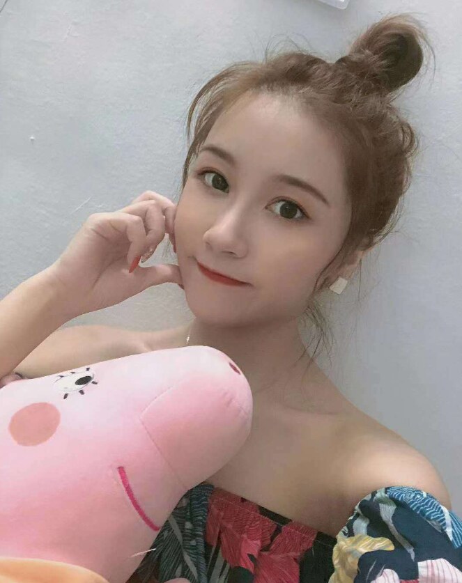 颜值在线的兼职美女小玉