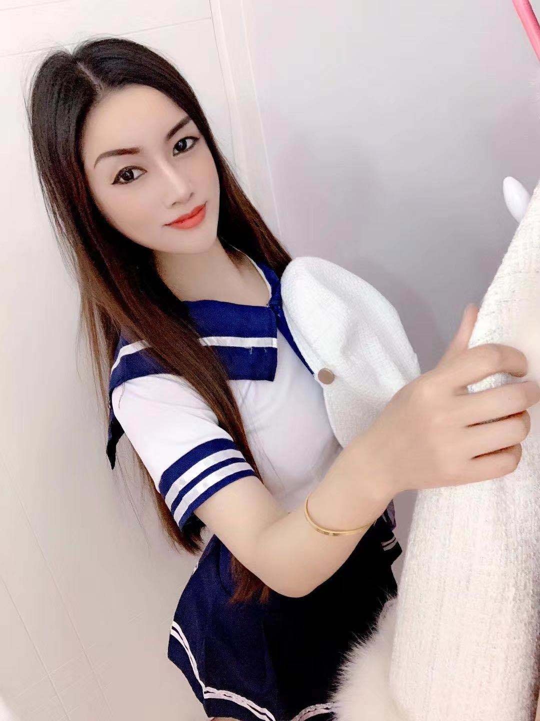 胸大屁股大的服务系美女 