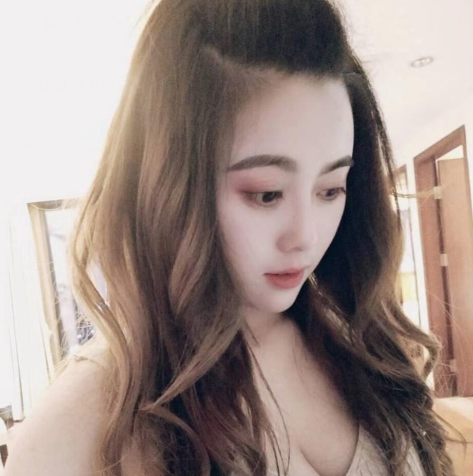 风骚可爱的小妹子，姿势配合度高