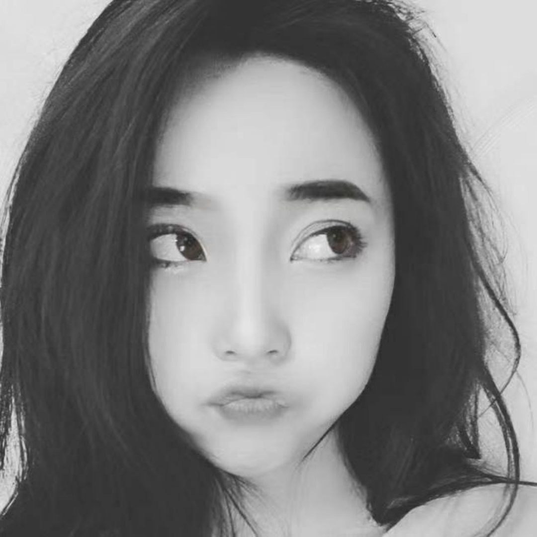 胸器逼人的嫩妹，俏皮乖巧的很