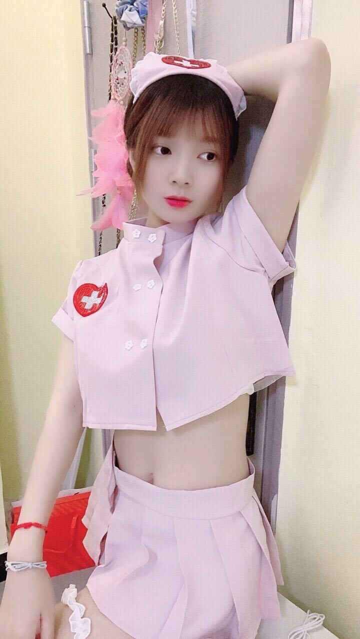 妹子年轻，肤白貌美水多b嫩