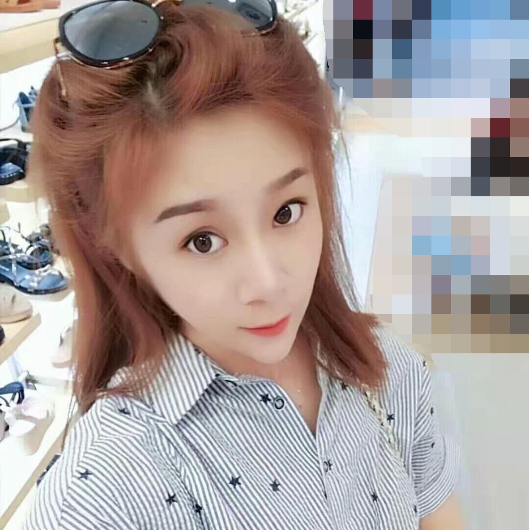 妹子脸蛋清新身材火辣，大长腿紧紧的