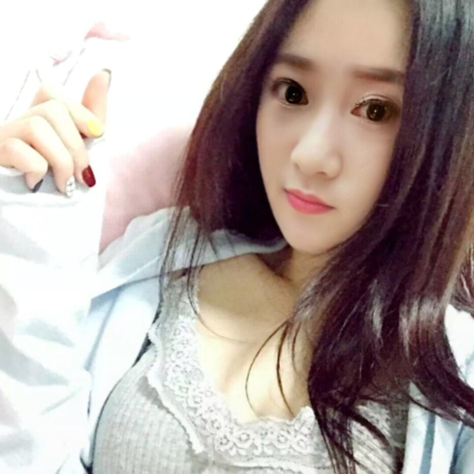 肤白貌美，身材苗条的黑丝小妹