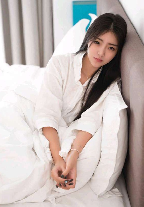 粉嫩紧致的小妞，让人回味无穷