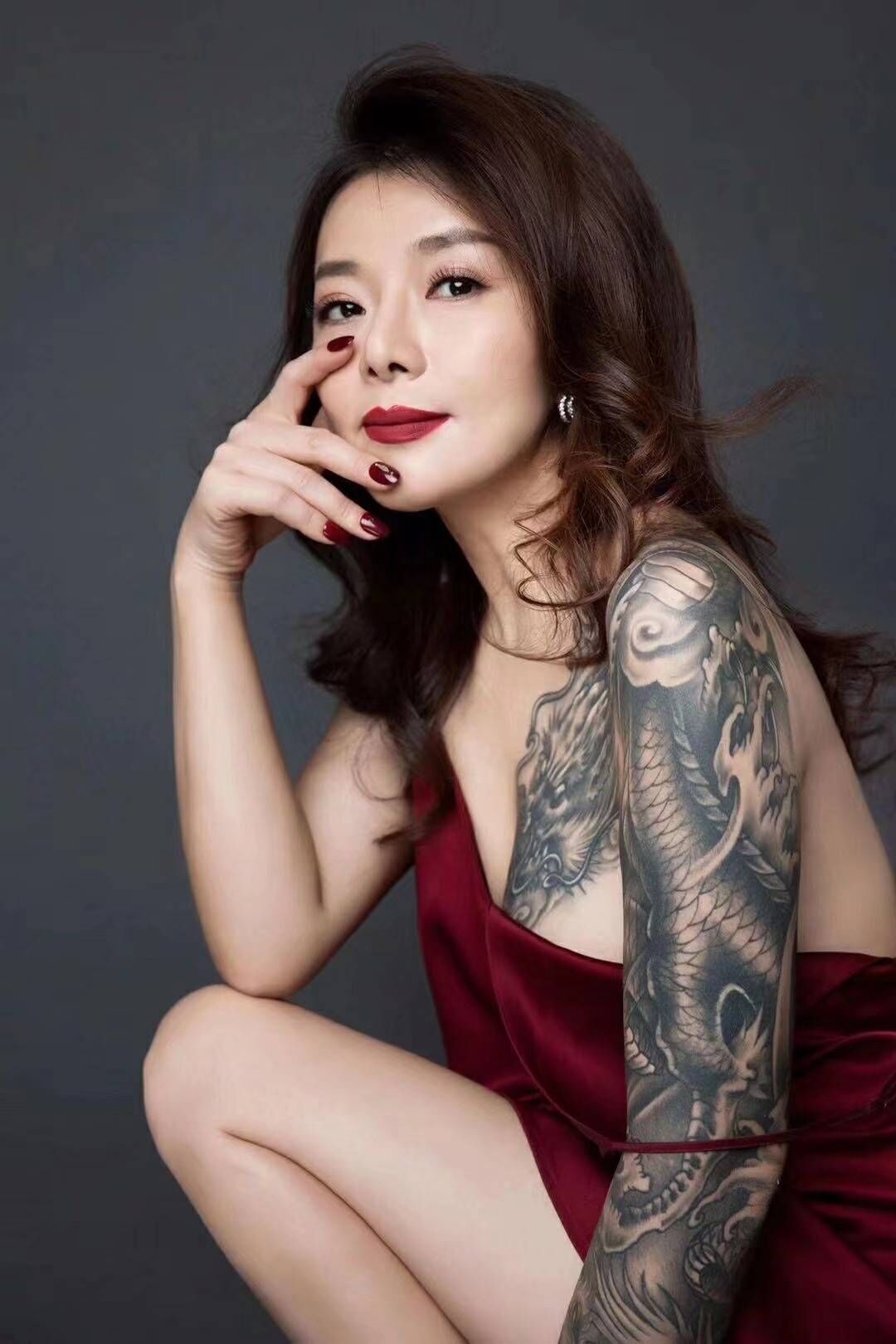 难得一见的大花臂，会挑逗的妹子