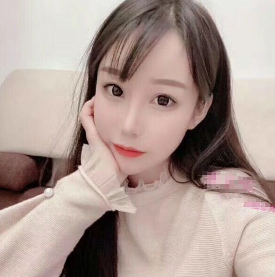 年轻的大胸美女，狐媚诱人