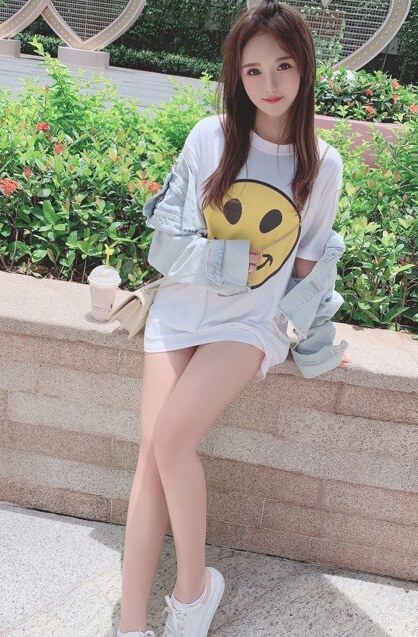 娇小苗条的妹子，颜值身材都不错