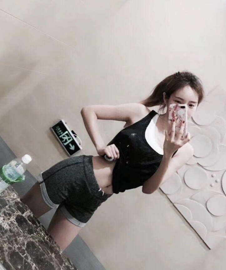 身材苗条的长腿大胸美女，初恋般的感觉