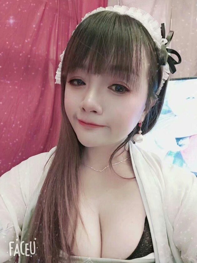 体验穿汉服的大胸小妹妹，很享受