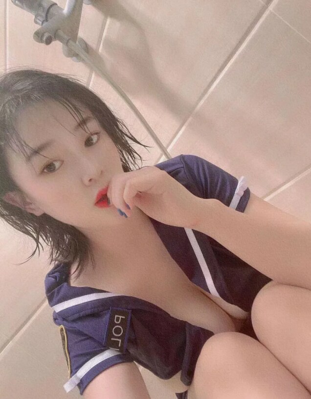 身材火辣的大胸妹子，波大声小的小可爱