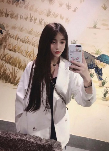后入大叫，细腰美臀的邻家小妹