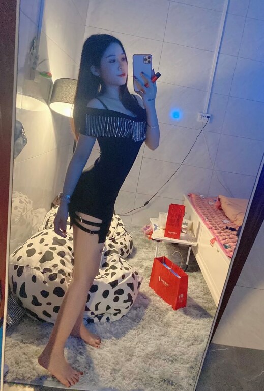 前凸后翘的兼职模特，高颜大胸