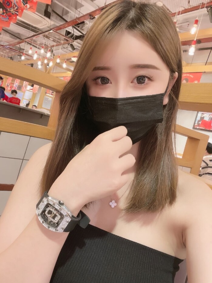周末到上海游玩，搞了个大奶服装妹