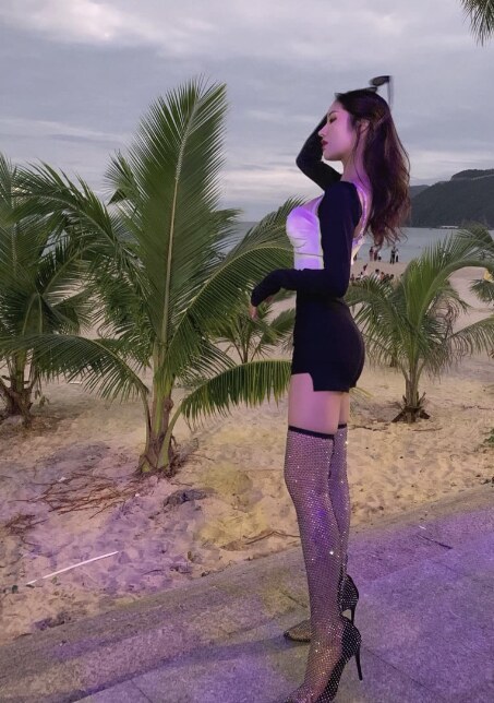 强烈推荐大奶女神，黑丝大长腿
