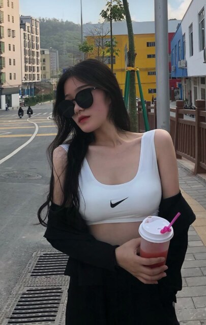 粉嫩大奶农家小妹刚下海