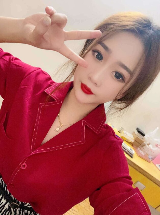 兼职性感小姐姐一对大白球，风骚迷人