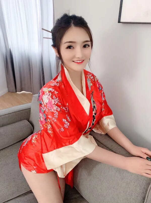 逼紧粉嫩的Q弹妹子，服务真是好