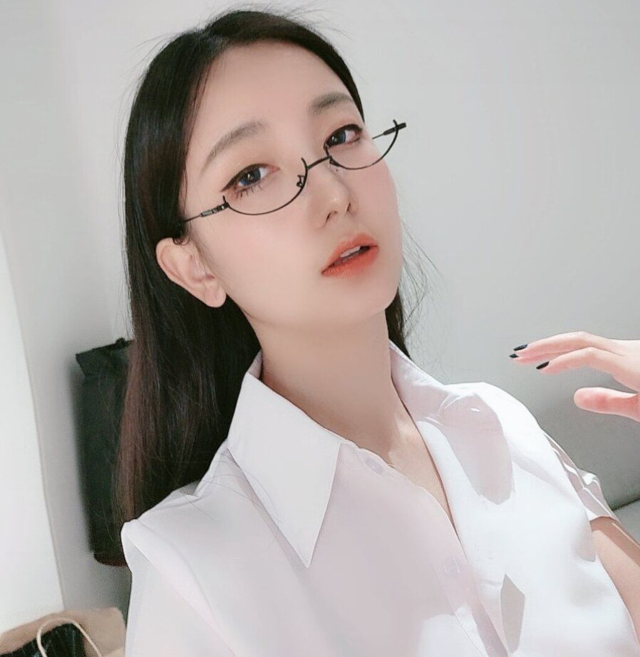 皮肤白皙，气质佳的白领小姐姐