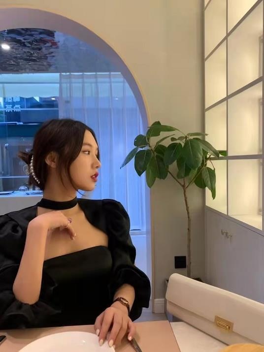 有礼貌有气质的性感美女，值得体验