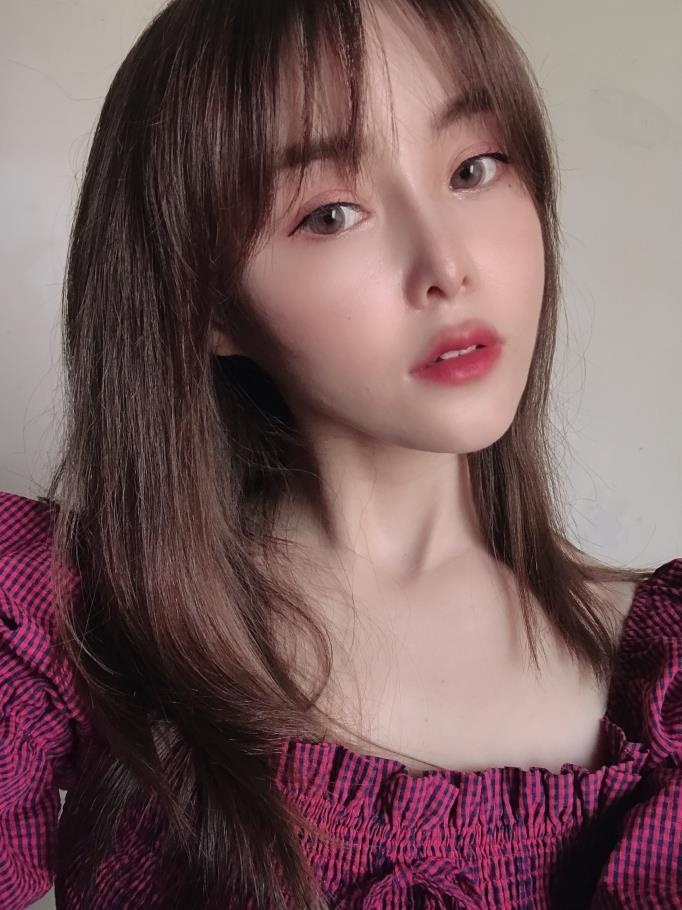 身材苗条，颜值靓的嫩妹，屁股很翘