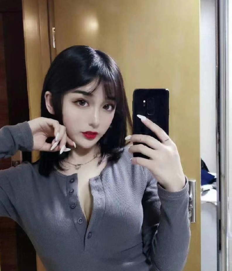 传媒学院的兼职舞蹈系小妹，年轻漂亮