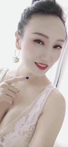 大长腿少妇，胸非常大，喜欢的紧