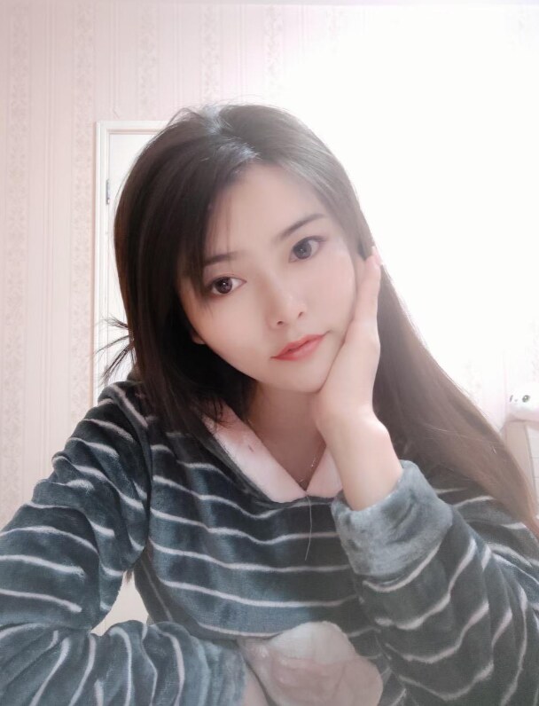 妹子超有气质，又甜又性感