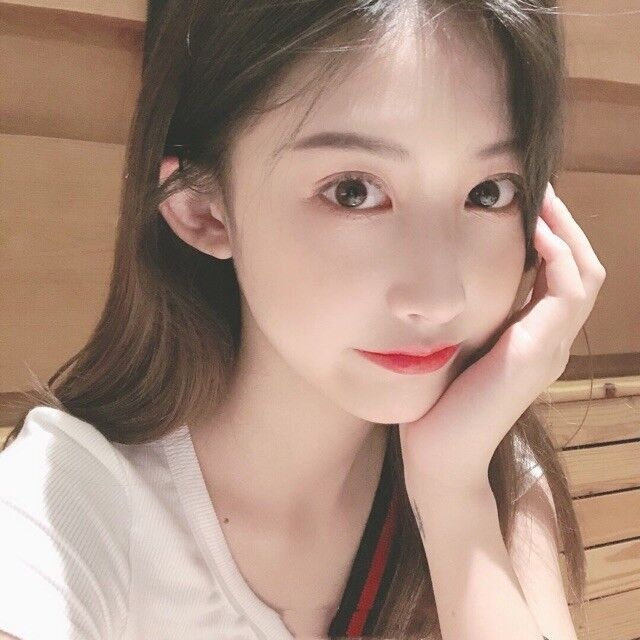 偶尔兼职的漂亮女生，颜值超级高