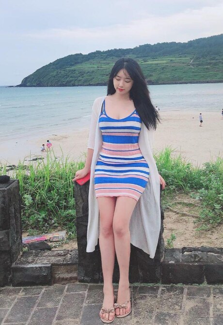 水嫩小妹，皮肤白皙，波大屁股大