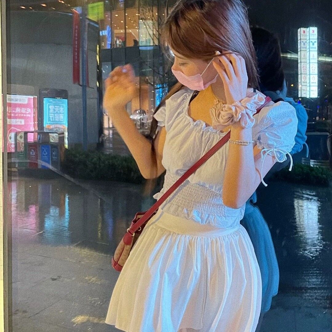 大长腿美女是真美女，夹的紧
