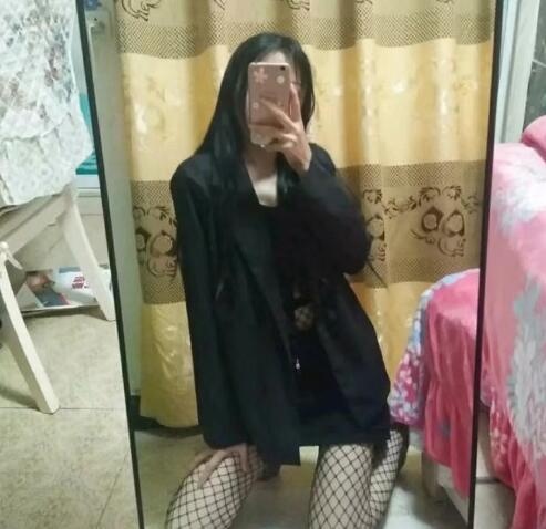 刚下水的一个妹妹，玩黑丝，诱惑的很