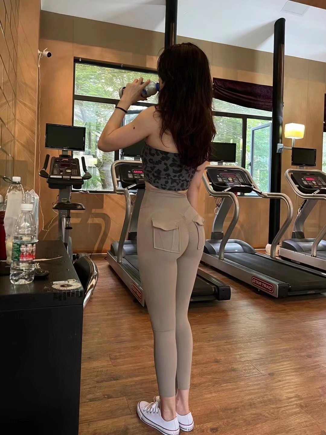 妹子身材好，前途后翘，大长腿