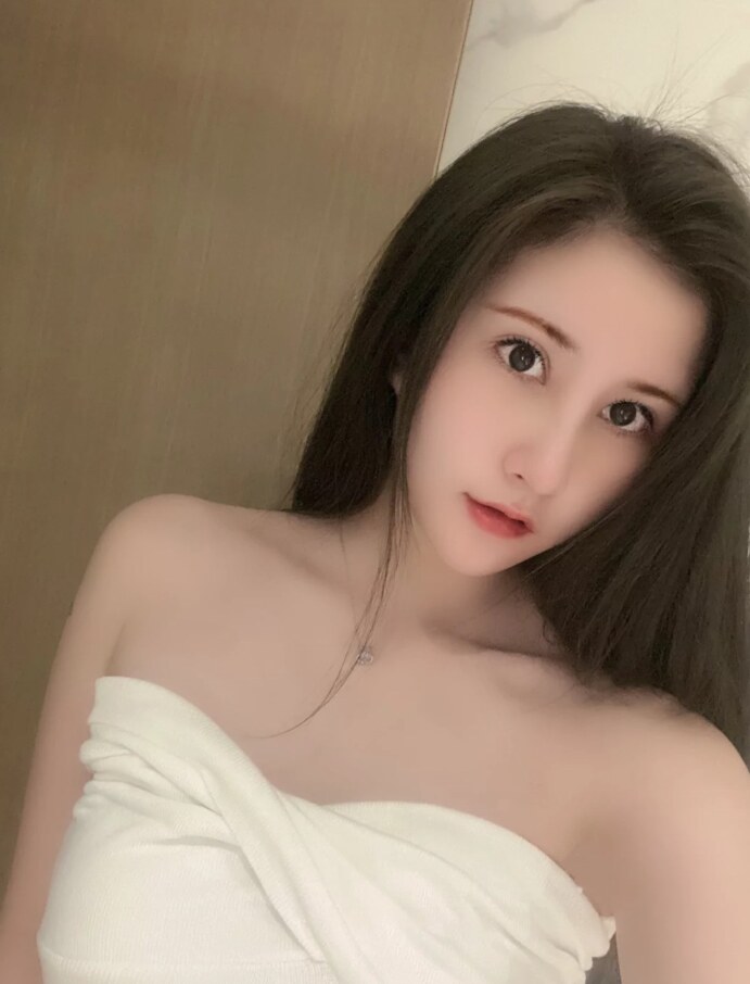 刚下水兼职嫩妹子，活好，性感，胸大，能后进