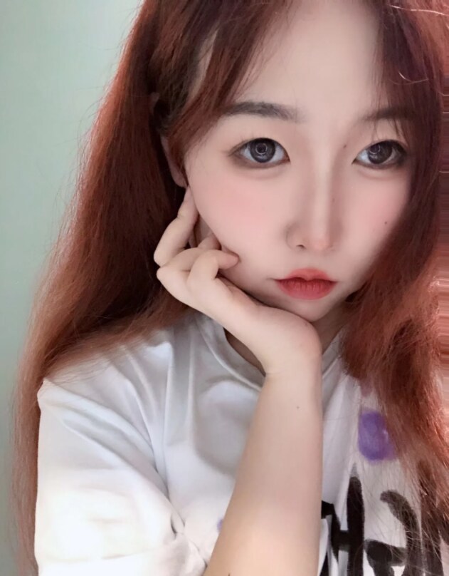 胸大且白的喜欢cosplay的小姐姐