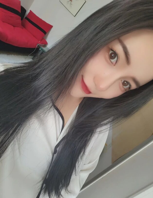 和风骚妹子玩车震，逼浅会收缩