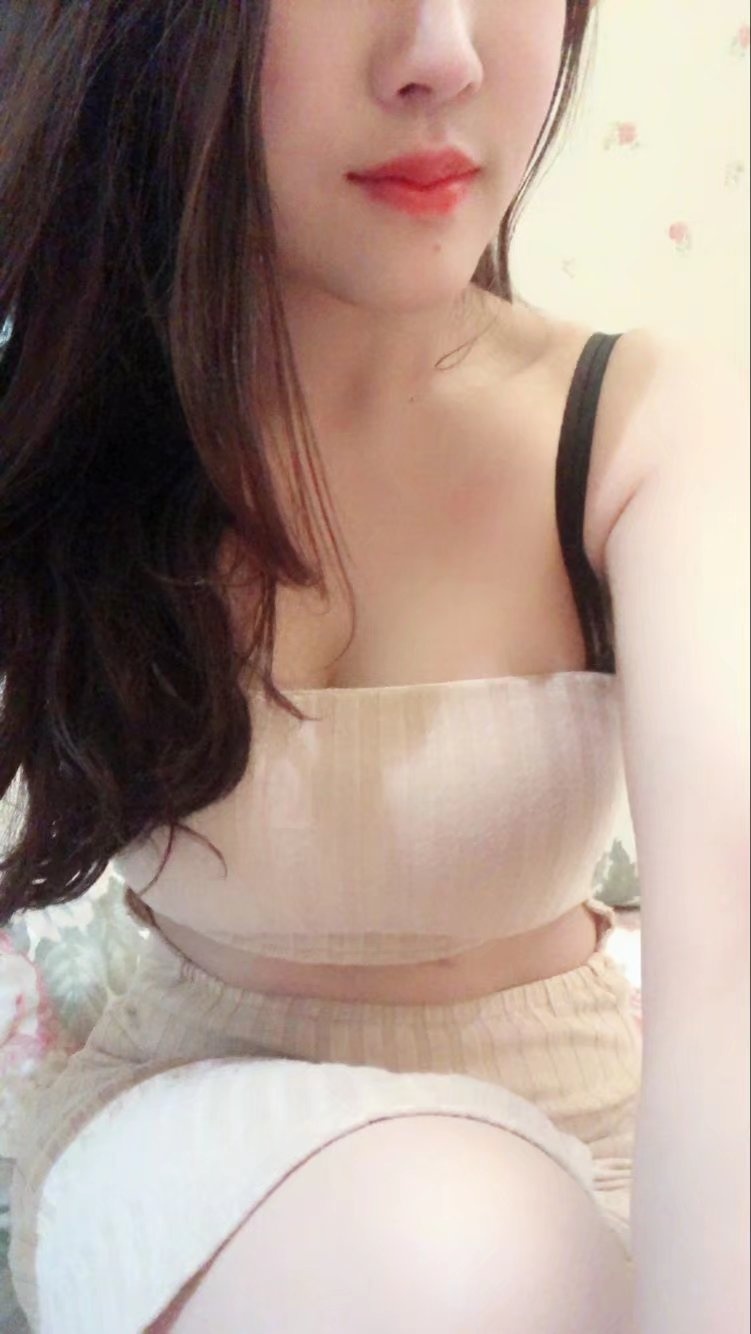 胸部一流，肤白貌美的小姐姐